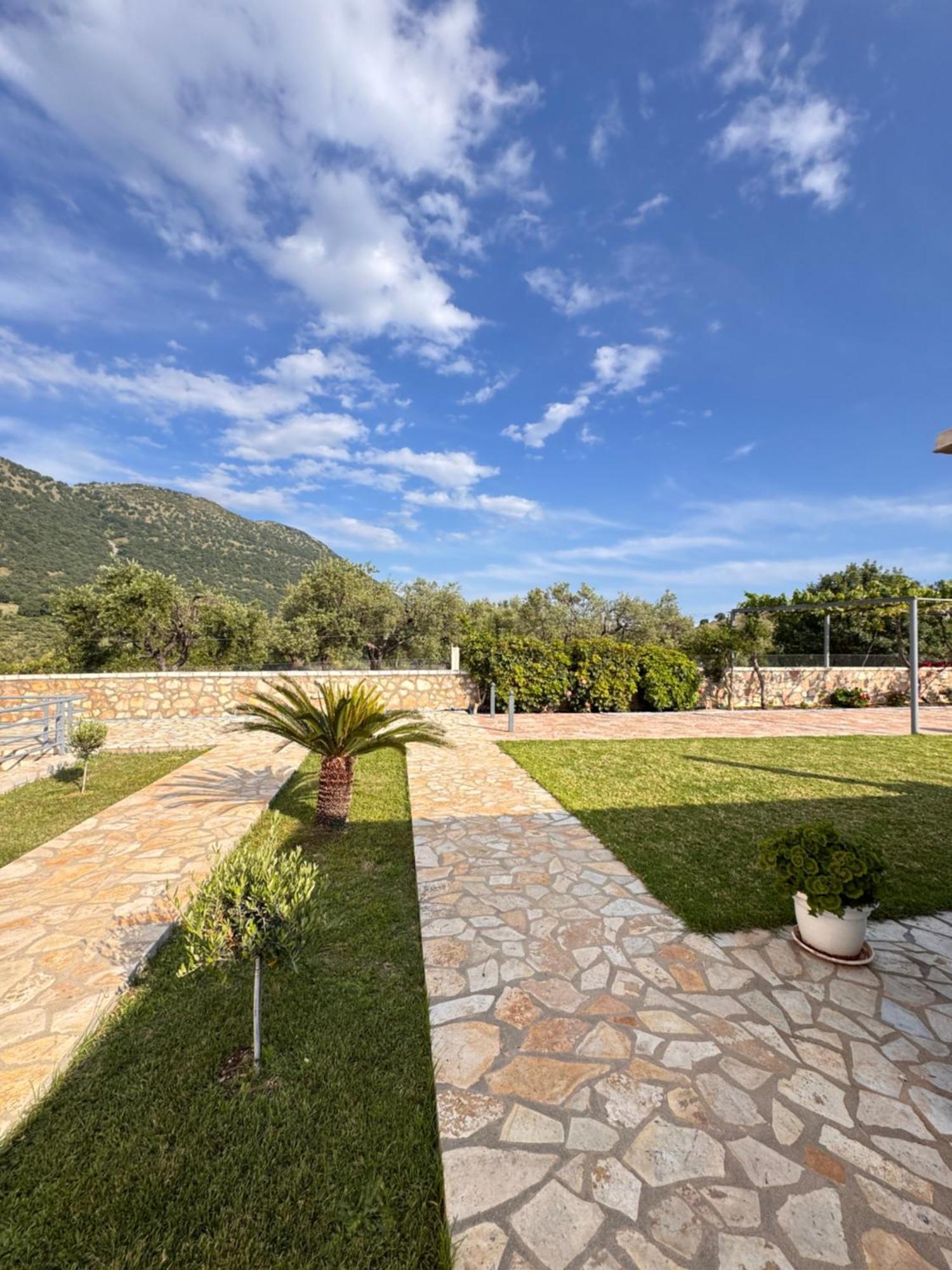 Belvedere Hotel&Suites Himare Buitenkant foto