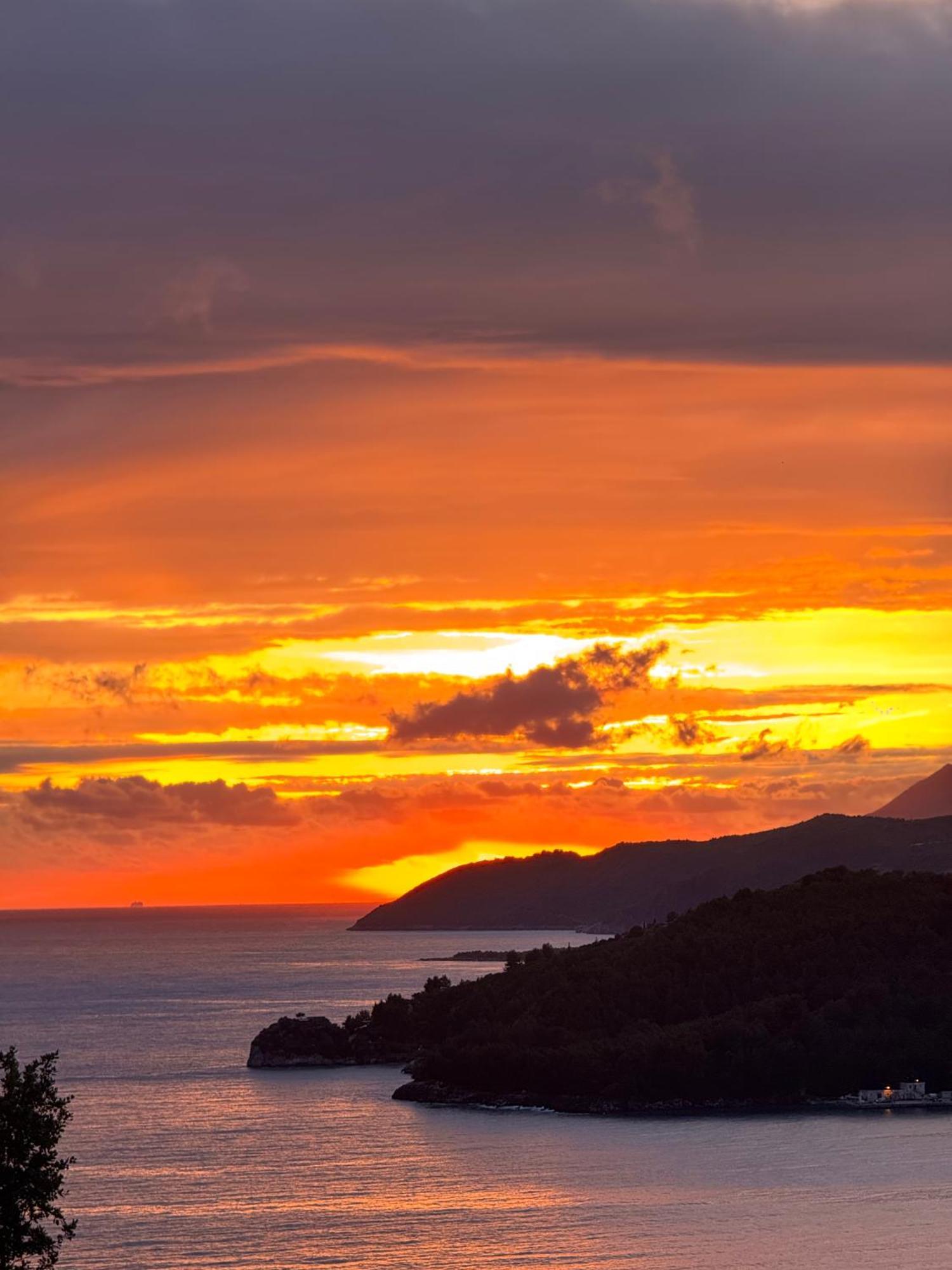 Belvedere Hotel&Suites Himare Buitenkant foto