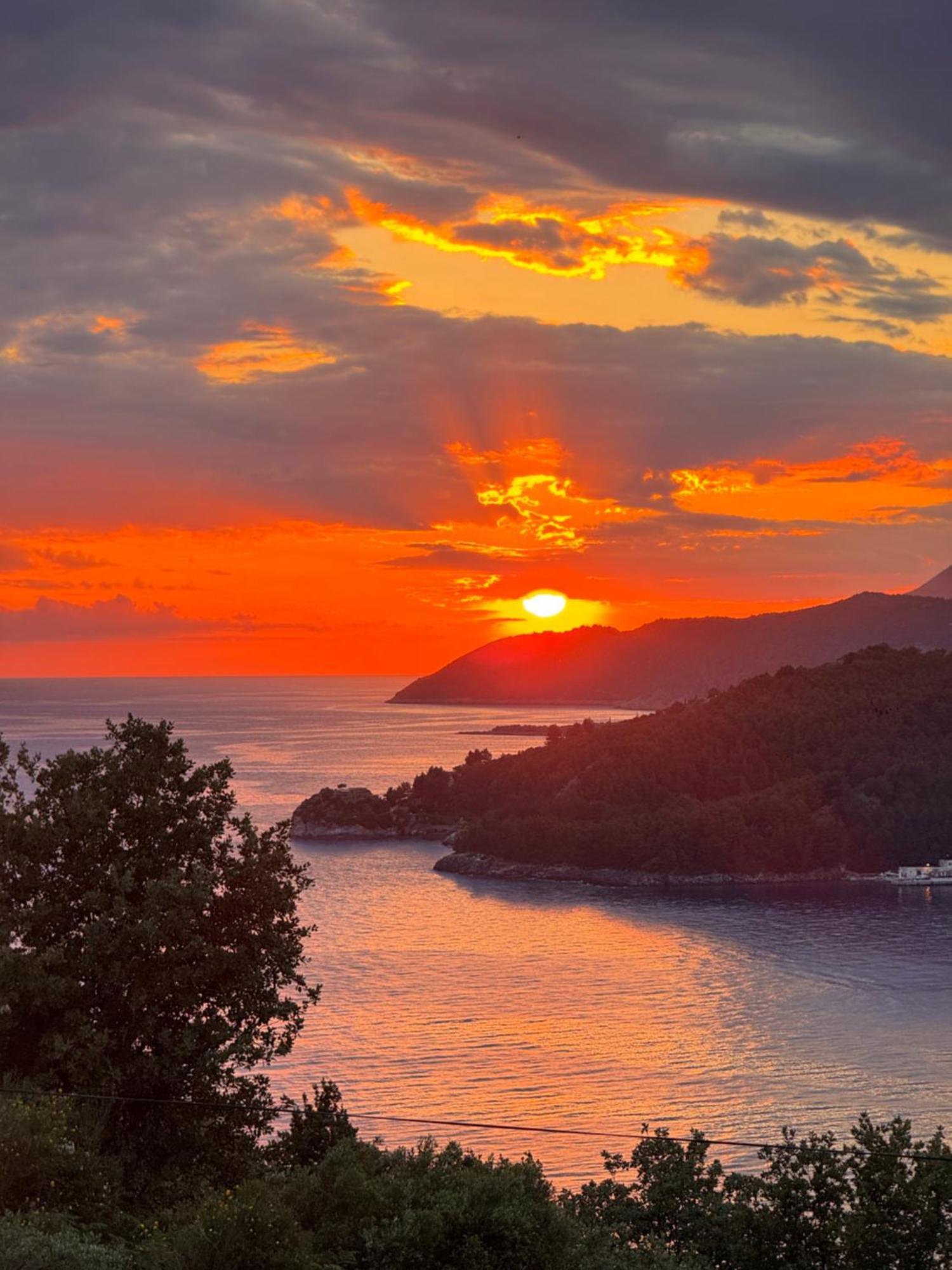 Belvedere Hotel&Suites Himare Buitenkant foto